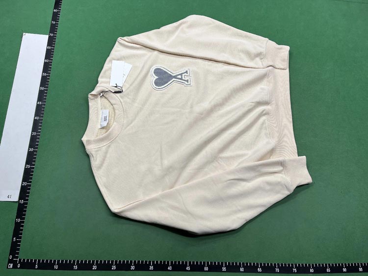 Zdjęcie QC 3 z 4 — Ami Paris Heart Logo Long-Sleeve Sweatshirt [21 styles]