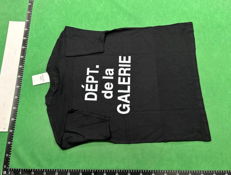 Zdjęcie QC 4 z 4 — Dépt. de la Galerie T-Shirt [36 styles]