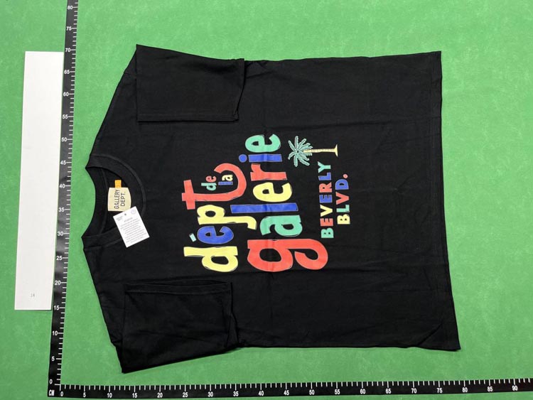 Zdjęcie QC 2 z 4 — Dépt. de la Galerie T-Shirt [36 styles]