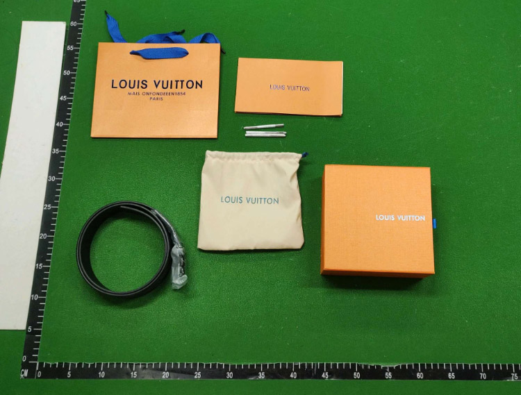 Zdjęcie QC 2 z 9 — Louis Vuitton LV Initiales Belt [40 styles]