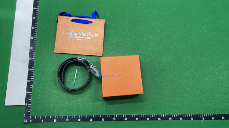 Zdjęcie QC 1 z 9 — Louis Vuitton LV Initiales Belt [40 styles]