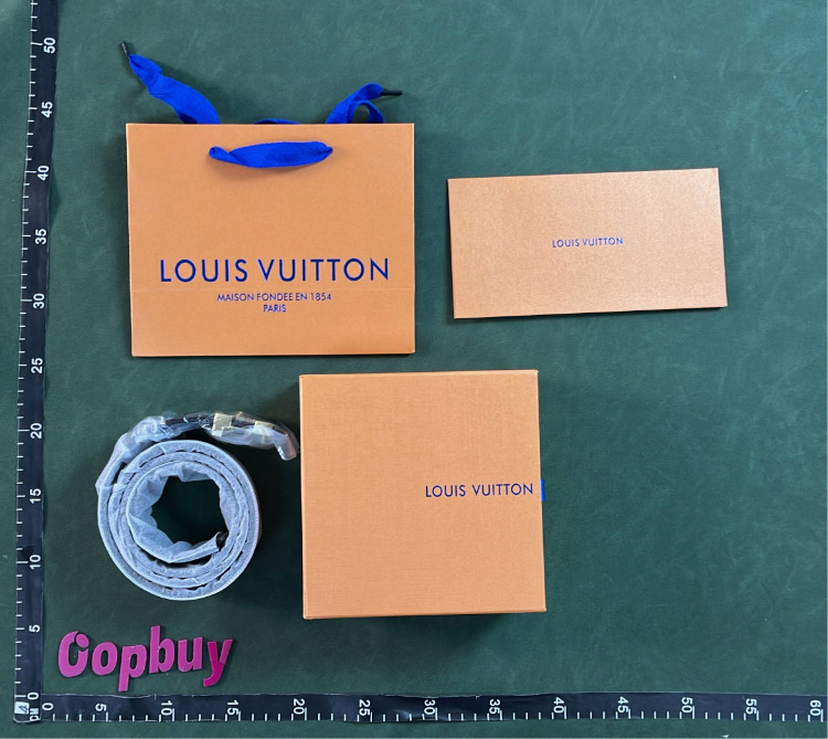 Zdjęcie QC 5 z 9 — Louis Vuitton LV Initiales Belt [40 styles]