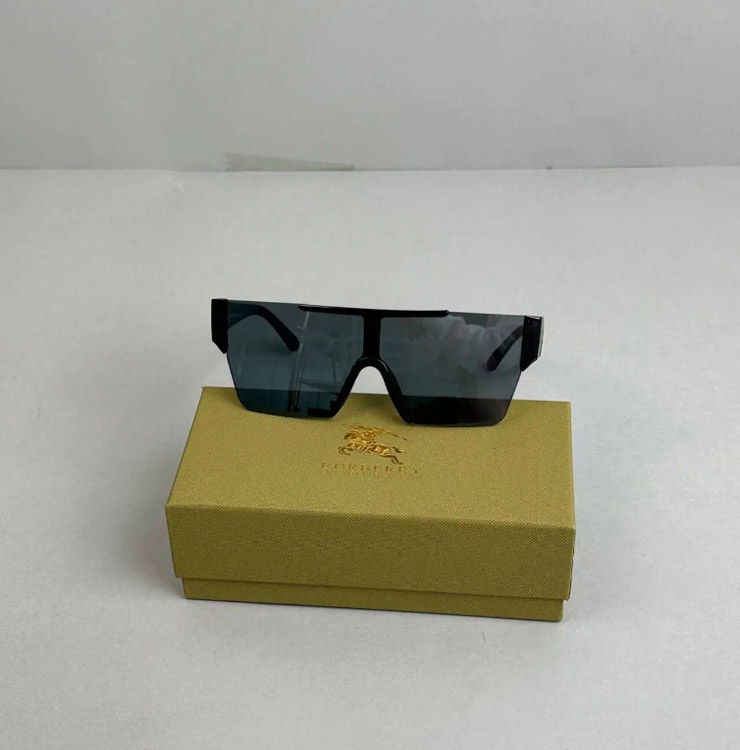 Zdjęcie QC 3 z 4 — Burberry Shield Sunglasses [4 styles]