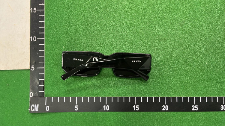 Zdjęcie QC 3 z 6 — Prada PR 02YS Sunglasses [6 styles]