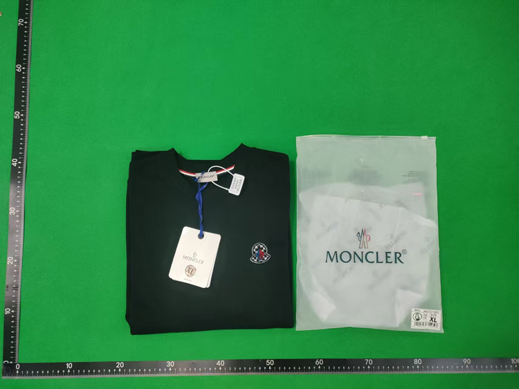 Zdjęcie QC 3 z 3 — Moncler Logo Patch Crewneck Sweatshirt [36 styles]