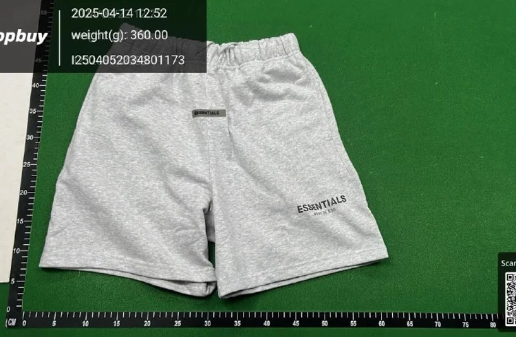 Zdjęcie QC 2 z 4 — Fear of God Essentials Shorts [40 styles]