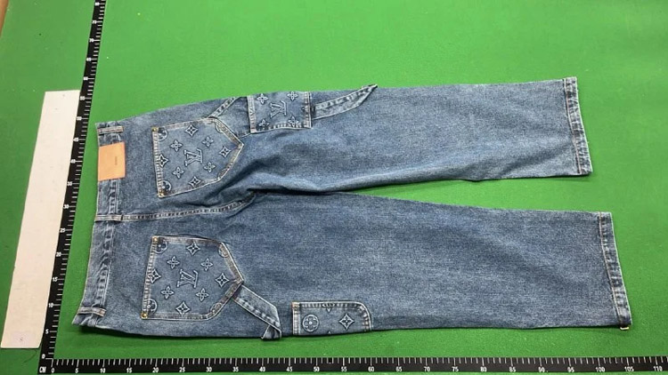 Zdjęcie QC 1 z 4 — Louis Vuitton Monogram Jeans [20 styles]