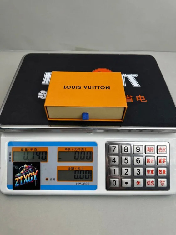 Zdjęcie QC 3 z 4 — Louis Vuitton LV Padlock Keychain [2 styles]