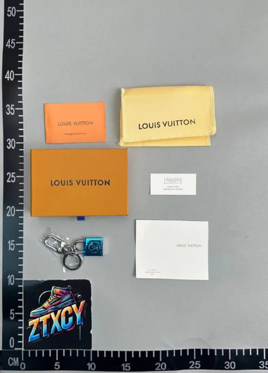 Zdjęcie QC 1 z 4 — Louis Vuitton LV Padlock Keychain [2 styles]