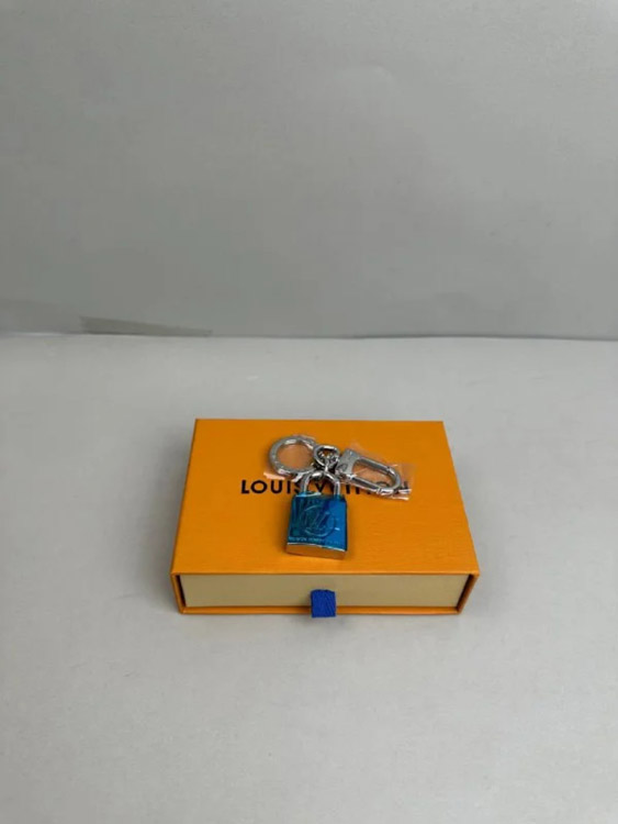 Zdjęcie QC 4 z 4 — Louis Vuitton LV Padlock Keychain [2 styles]