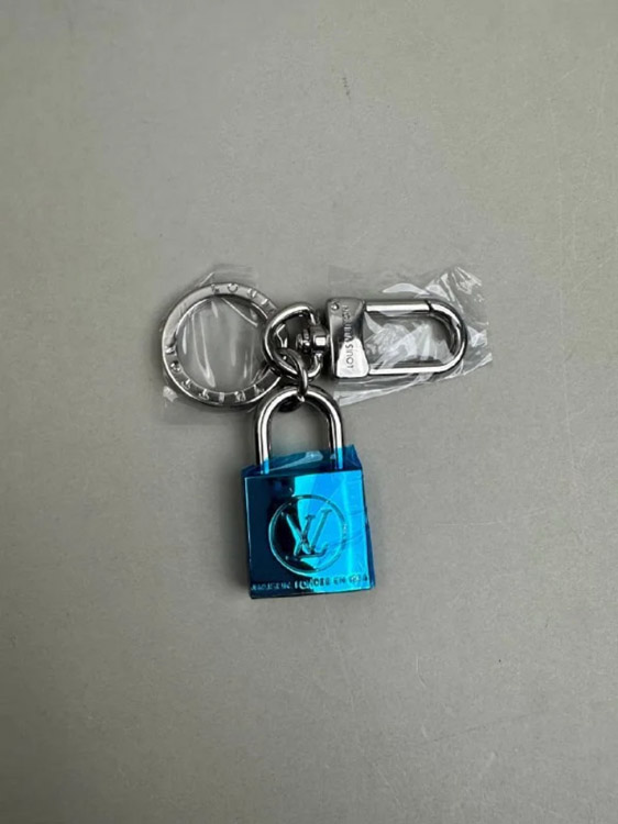 Zdjęcie QC 2 z 4 — Louis Vuitton LV Padlock Keychain [2 styles]