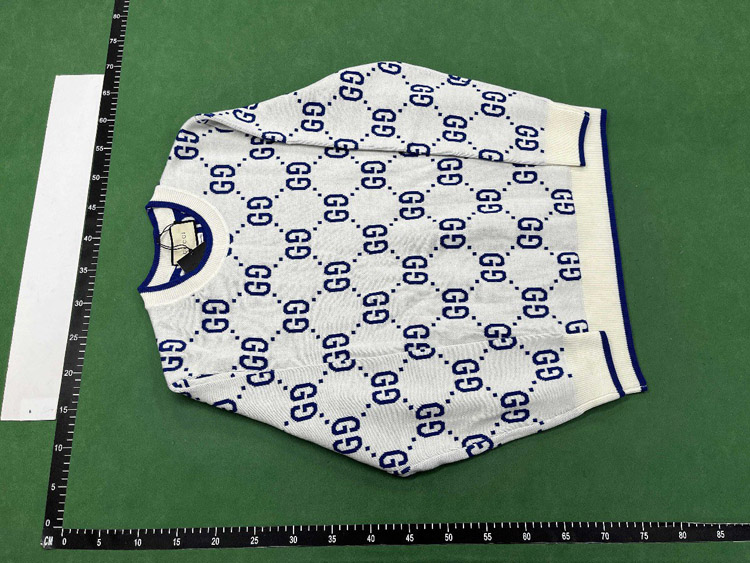 Zdjęcie QC 1 z 4 — Gucci, Balenciaga, Louis Vuitton, Fendi Knit Sweaters & Cardigans [40 styles]