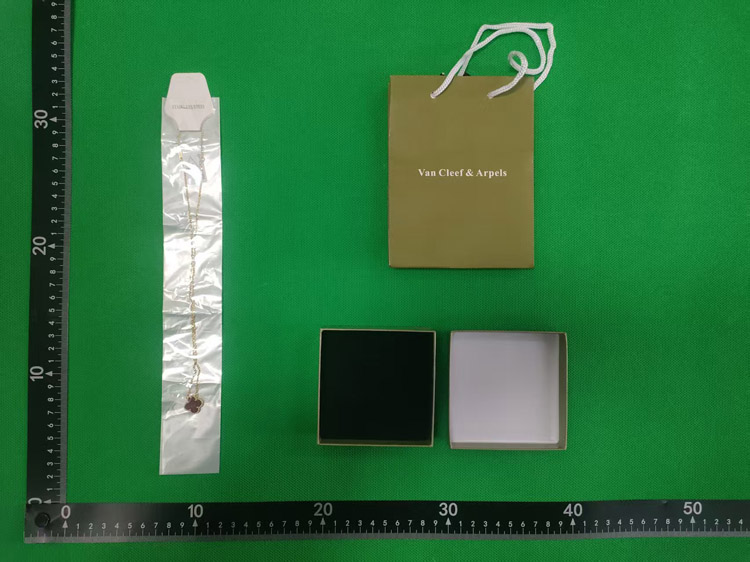 Zdjęcie QC 3 z 3 — Van Cleef & Arpels Alhambra Pendant Necklace