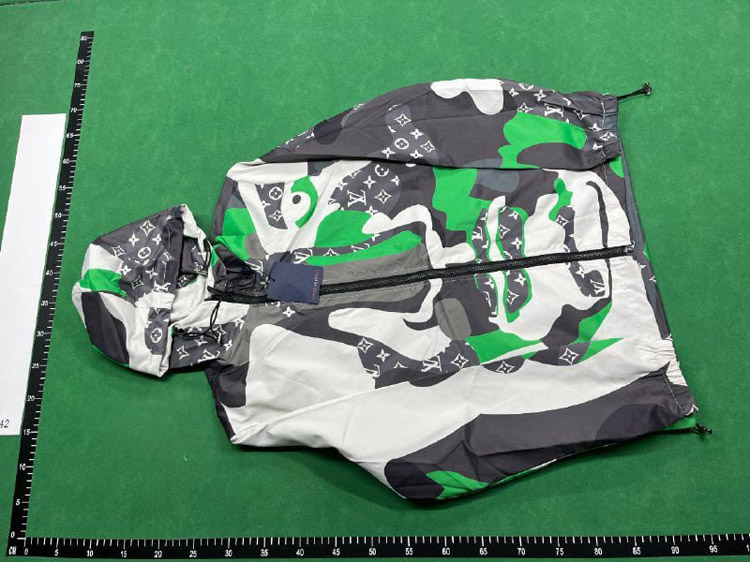Zdjęcie QC 1 z 3 — Louis Vuitton Monogram Camouflage Print Zip-Up Jacket