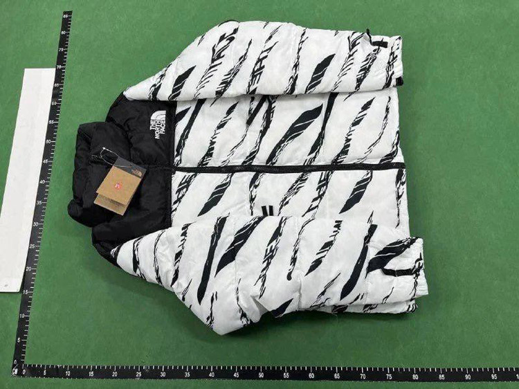 Zdjęcie QC 1 z 4 — The North Face Nuptse Jacket [39 styles]