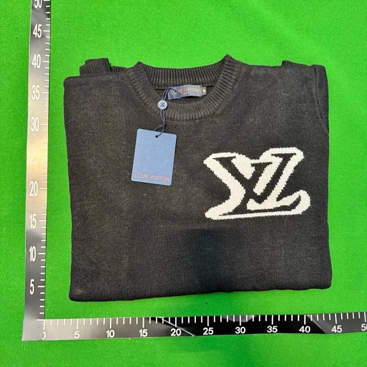 Zdjęcie QC 1 z 3 — Louis Vuitton Monogram, LV Logo, and Damier Knitwear Collection Hoodies & Sweaters [40 styles]