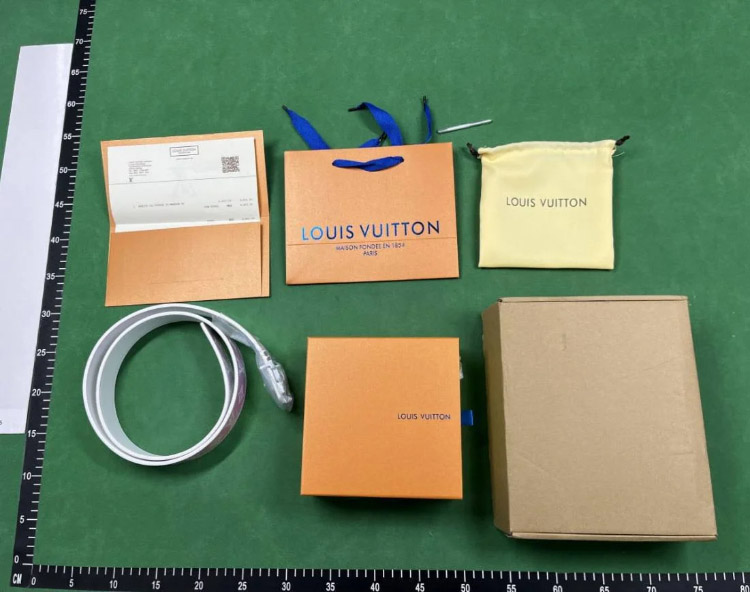 Zdjęcie QC 2 z 3 — Louis Vuitton LV Initiales Belt [40 styles]