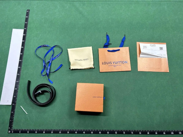 Zdjęcie QC 3 z 3 — Louis Vuitton LV Initiales Belt [40 styles]