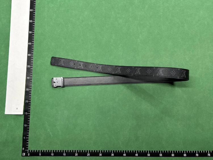 Zdjęcie QC 1 z 3 — Louis Vuitton LV Initiales Belt [40 styles]