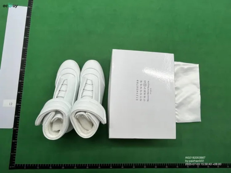 Zdjęcie QC 1 z 1 — Maison Margiela Tabi High-Top Sneakers